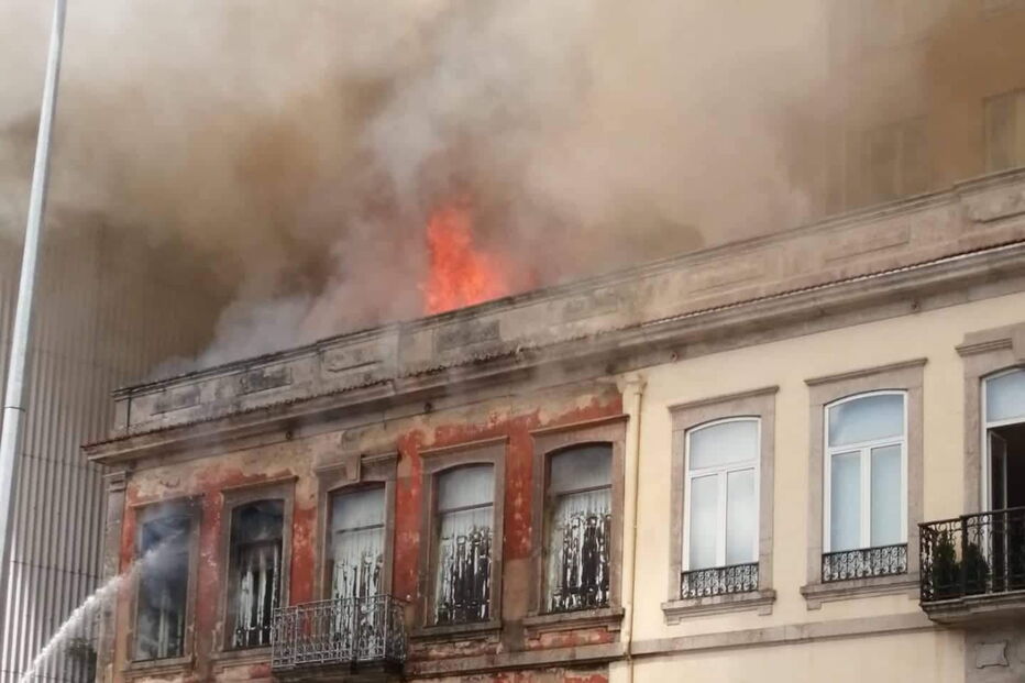 Incêndio deflagra em edifício no Porto	