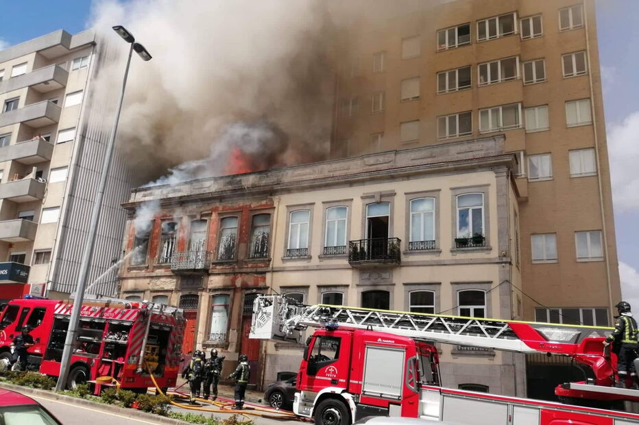 Incêndio deflagra em edifício no Porto	