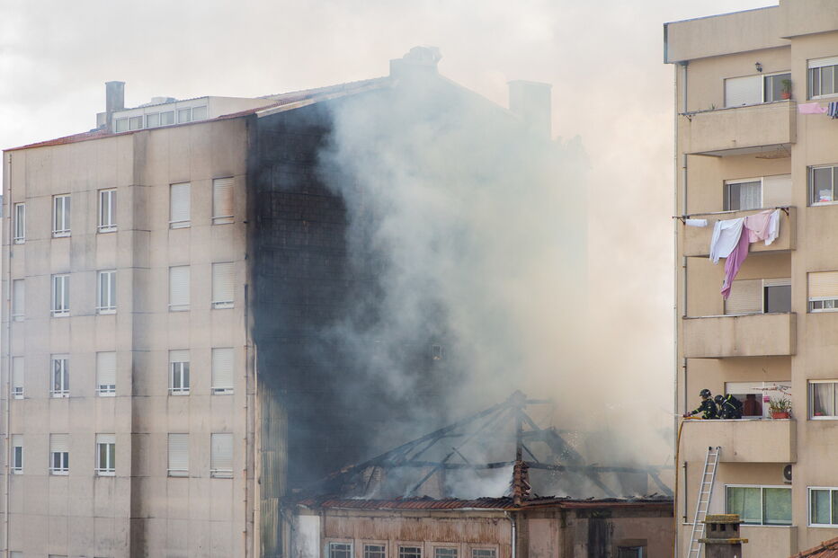 Dois feridos em incêndio em edifício devoluto no Porto