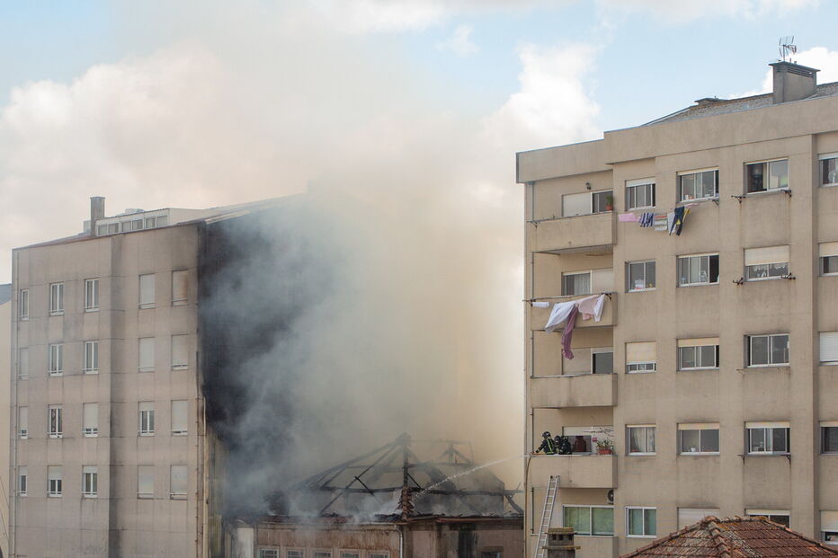 Dois feridos em incêndio em edifício devoluto no Porto
