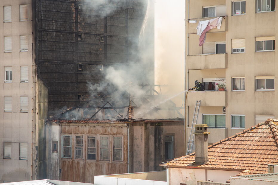 Dois feridos em incêndio em edifício devoluto no Porto