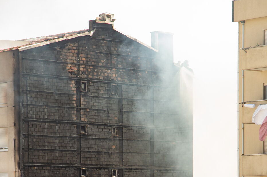Dois feridos em incêndio em edifício devoluto no Porto