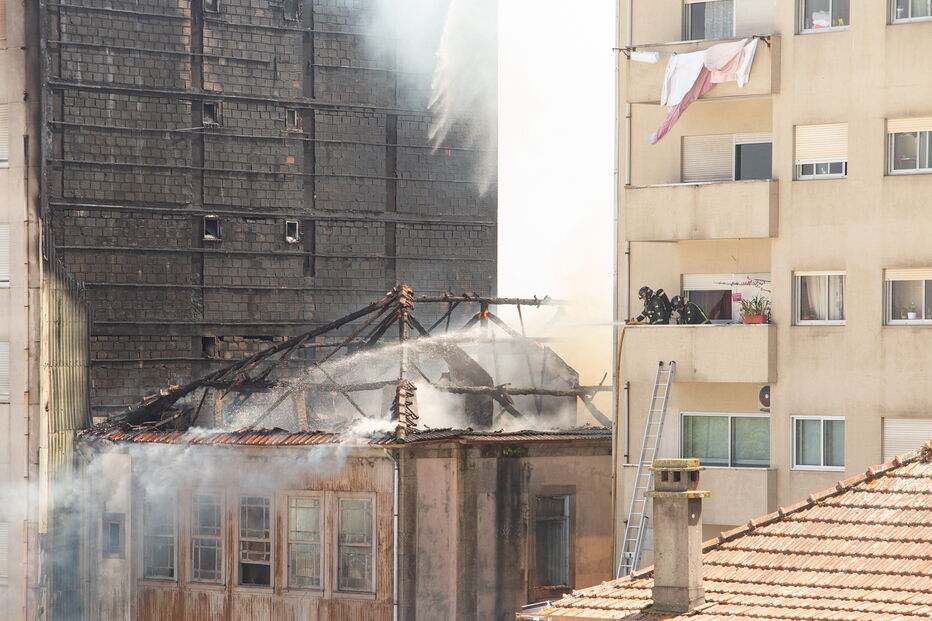 Dois feridos em incêndio em edifício devoluto no Porto