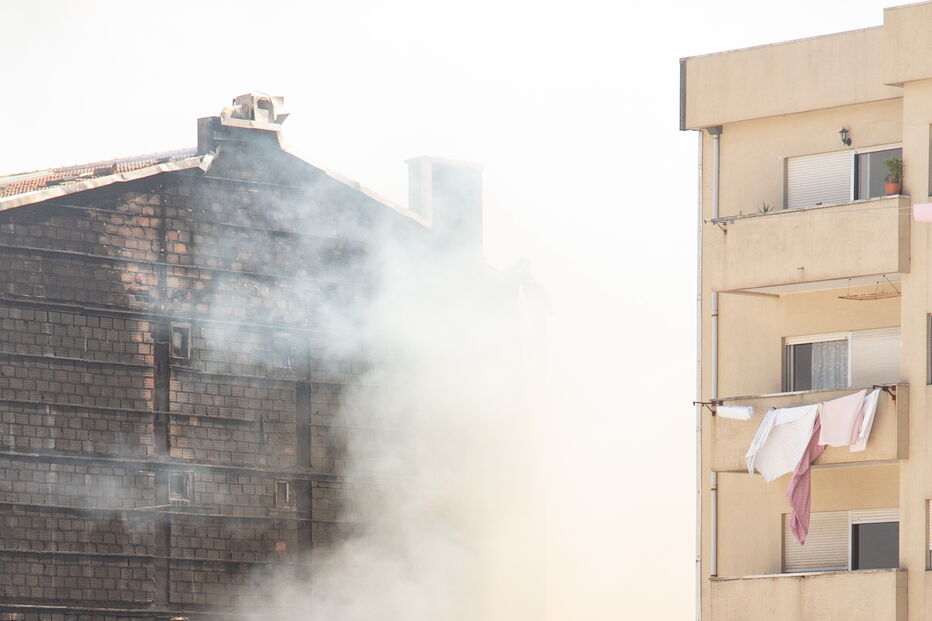 Dois feridos em incêndio em edifício devoluto no Porto
