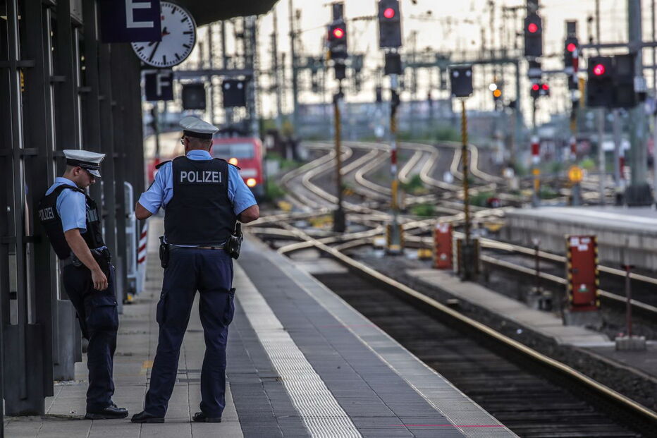 Menino de oito anos morre atropelado por comboio após ser empurrado para a linha ferroviária
