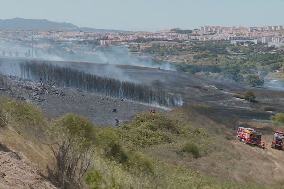 Incêndio consome zona de mato junto a depósito de combustível no Hospital Amadora-Sintra