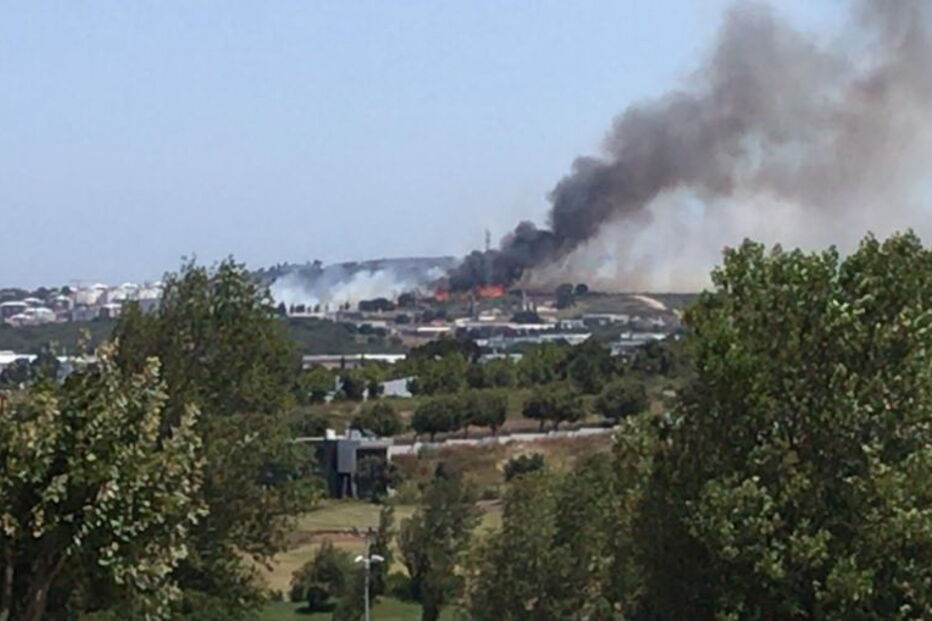Chamas consomem zona de mato junto a depósito de combustível no Hospital Amadora-Sintra