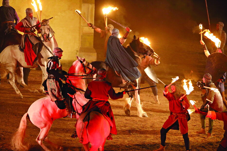 Viagem Medieval tem espetáculos de grande formato e cortejos temáticos que são “aulas vivas” de história 