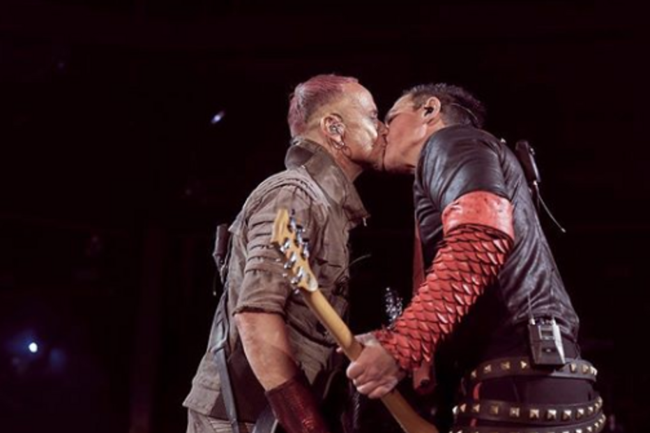 Músicos da banda metal Rammstein beijam-se em palco contra leis anti-LGBTQ na Rússia