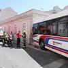 Autocarro despista-se e choca contra edifício em Queluz. Há dois feridos