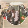 Homem armado sequestra passageiros em autocarro no Rio e ameaça regar viatura com gasolina