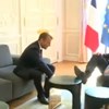 Boris Johnson apanhado com pé em cima da mesa durante reunião com Macron