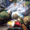  Polícia Marítima resgata três recém-nascidos e 11 crianças na Grécia. Veja as imagens