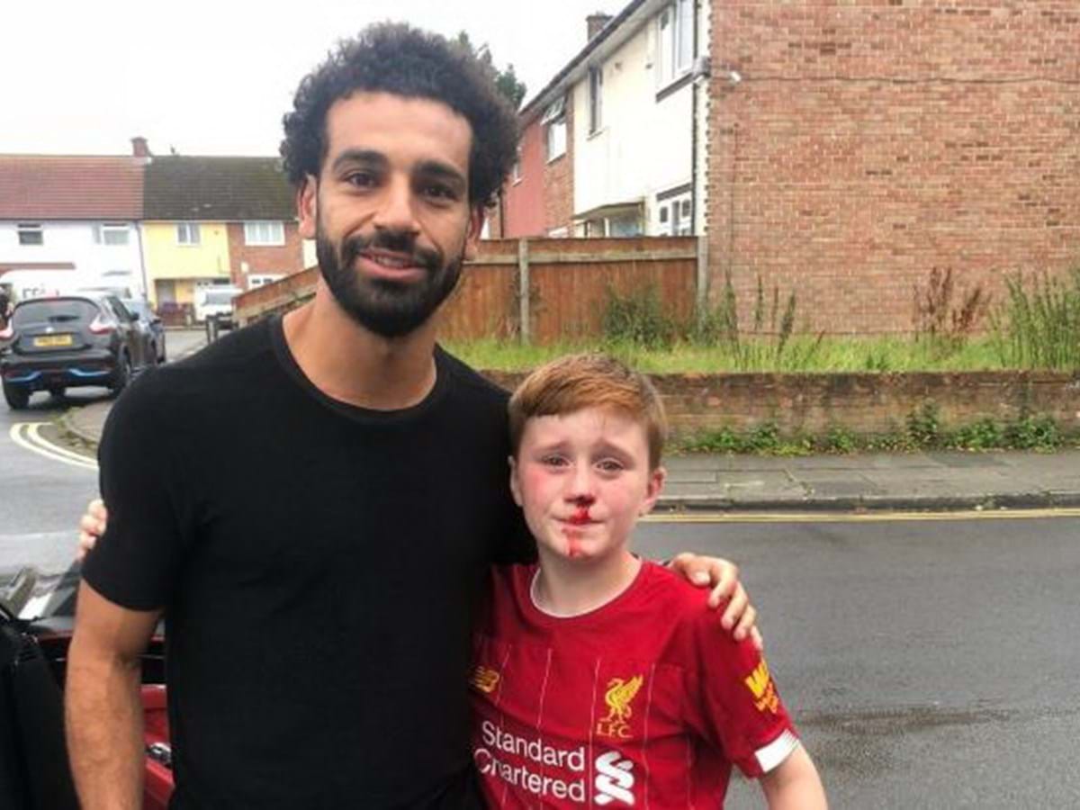 O jogador de futebol Mohamed Salah doa centro de ambulâncias para