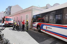 Autocarro choca contra edifício em Queluz