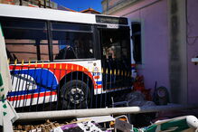 Autocarro despista-se e choca contra edifício em Queluz