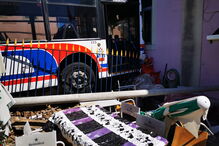 Autocarro despista-se e choca contra edifício em Queluz