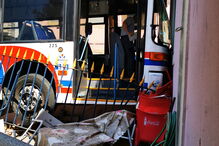 Autocarro despista-se e choca contra edifício em Queluz