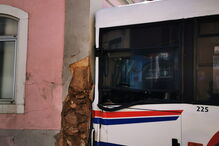 Autocarro despista-se e choca contra edifício em Queluz