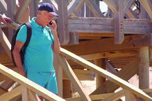 Marcelo chegou à praia de mochila às costas e de chapéu