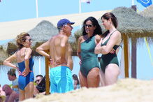 Presidente conversou com amigas na praia 