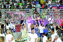 O jogo foi antecedido pela atuação  do grupo musical Expensive soul, com diversos figurantes a dançar  no relvado,  à maneira ‘americana’.