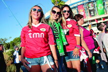 No estádio Algarve estiveram  ontem presentes muitos adeptos  (e adeptas) que se encontram na região sul do país  a gozar  as férias.