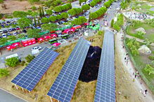 Pouco antes do início do encontro deflagrou um pequeno incêndio numa ÁREA de mato, junto do estádio,  numa zona de painéis solares.