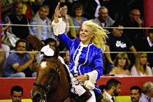 Sónia Matias de cabelo ao vento na praça da Nazaré