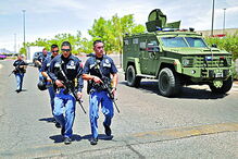 Autoridades montaram  um forte dispositivo policial em El Paso, no Texas, depois  de o atirador ter matado 20 pessoas nas imediações  de uma zona comercial 