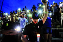 Centenas de jovens da escola secundária de El Paso, no Texas, juntaram-se para homenagear as vítimas do tiroteio junto a um centro comercial da cidade 