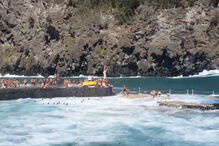 Ondas gigantes geram pânico a banhistas em piscina natural nos Açores