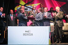 O presidente Nyusi (à esquerda) e o líder da Renamo formalizaram o fim de meio século de guerra civil 