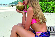 Laura revela lado mais ousado e sensual durante viagem ao estrangeiro para gozar o verão