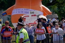 Manifestantes contra Trump durante visita a vítimas de tiroteio no Ohio