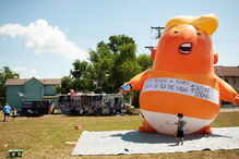 Manifestantes contra Trump durante visita a vítimas de tiroteio no Ohio