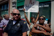 Manifestantes contra Trump durante visita a vítimas de tiroteio no Ohio