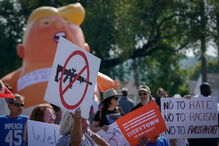 Manifestantes contra Trump durante visita a vítimas de tiroteio no Ohio