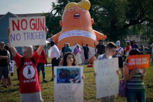 Manifestantes contra Trump durante visita a vítimas de tiroteio no Ohio