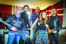 Amor Electro, da esquerda para a direita: Rui Rechena, Mauro Ramos, Ricardo Vasconcelos, Marisa Liz e Tiago Pais Dias 