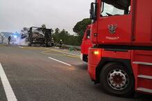 Chamas destroem camião na A2 em Grândola