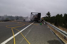 Chamas destroem camião na A2 em Grândola