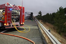 Chamas destroem camião na A2 em Grândola