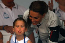 Charlotte mostrou a língua aos fotógrafos e fez lembrar o tio Harry