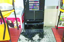 Máquina de tabaco foi estroncada e o assaltante levou maços e cerca de 50 euros em notas  