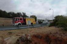 Ambulância ficou tombada na berma, no sentido contrário,  depois do condutor ter perdido o controlo numa saída da A22