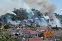 Chamas cercam castelo de Sesimbra