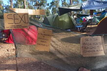 Cartazes espalhados pelo Meo Sudoeste geram polémica na Internet