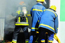 Incêndio foi ateado após suspeito ter lançado combustível para o chão 