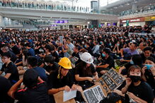 Aeroporto de Hong Kong cancela todos os voos devido a protestos no terminal